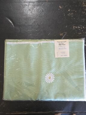 Matouk Green Daisy Embroidered Table Linen